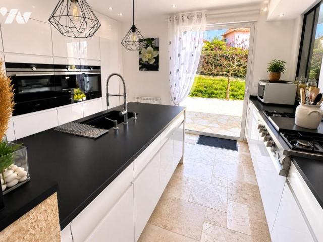 Maison à louer à Catus, Occitanie, 289000€