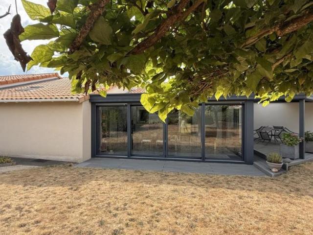 Maison à louer à Mortagne sur Sèvre, Pays de la Loire, 372000€
