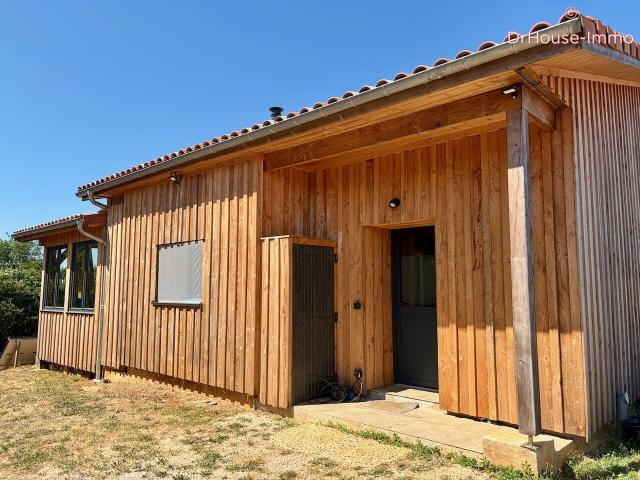 Maison écologique en paille et bois