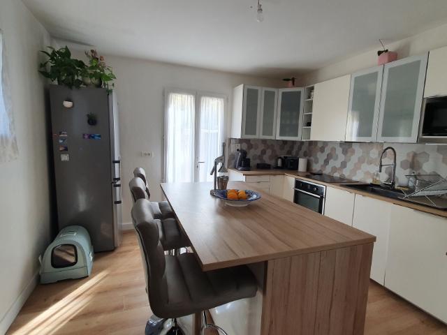 Maison eguilles 1900m²