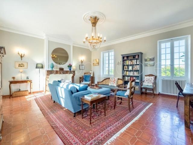 Maison élégante au caractère provençal préservé à Venasque. 176m² Venasque