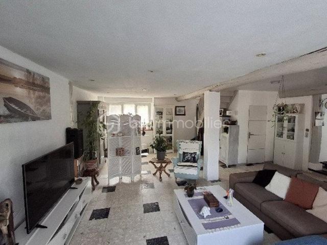 Maison 224 m2 + appartement indépendant 80 m2: 250 000 HAI à Plessis St Jean