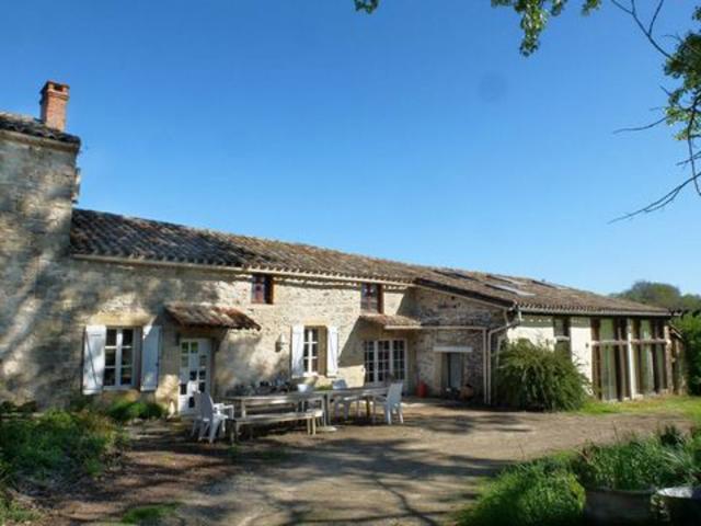 Maison et gîte en pierres, au calme entourée de pr
