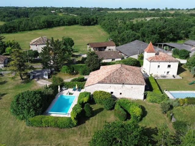 Maison et Gîte sur un beau terrain