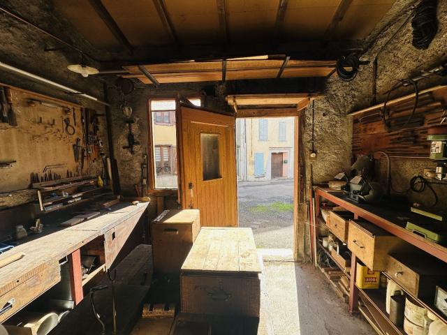 Maison et dépendance centre village de Lacourt 09200