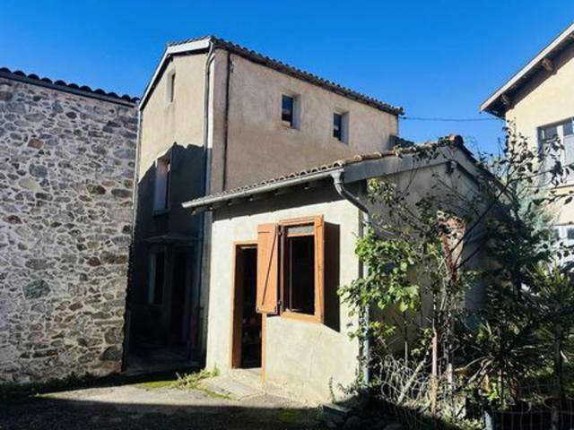 Maison et dépendance centre village de Lacourt 092