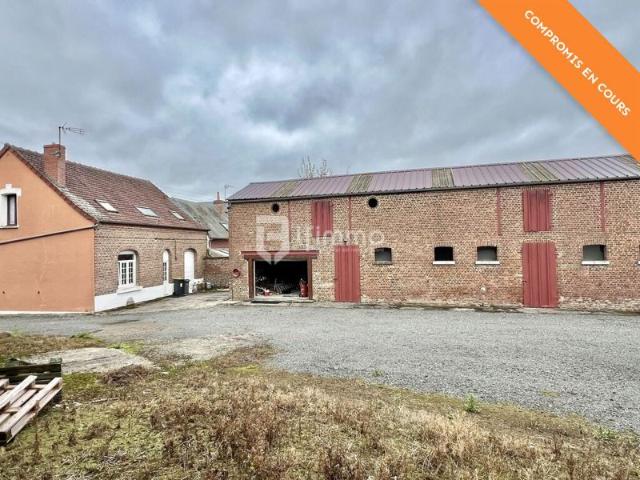 Maison et ses hangars