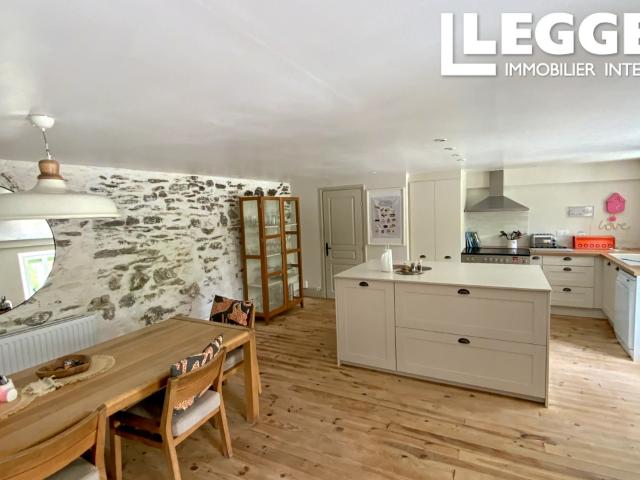 Maison exceptionnelle de 4 chambres. 5 680 m² de terrain et des dépendances offrant un fort potentiel