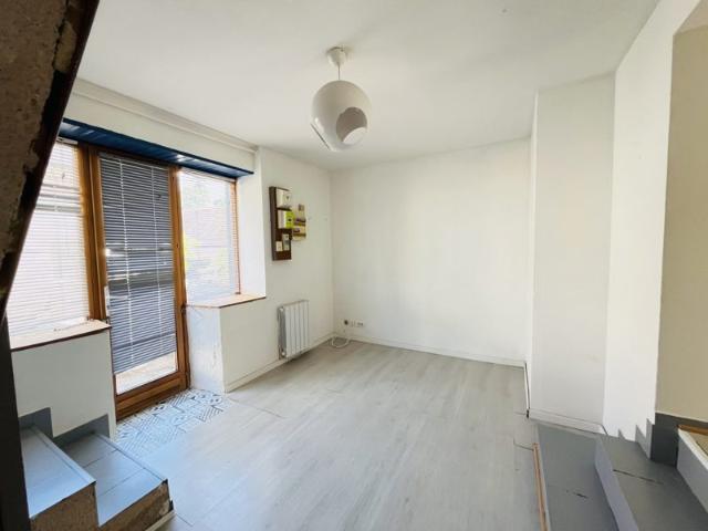 Maison F2 avec cour / terrasse