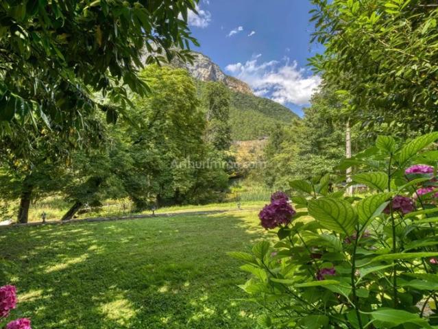 Maison forte à restaurer avec 1ha de parc