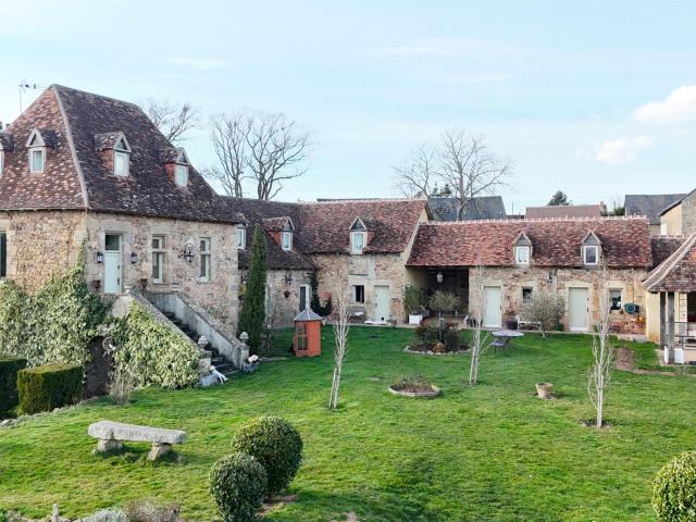 Maison forte du 15eme siècle au cœur du Berry et son parc de. 300m² La châtre