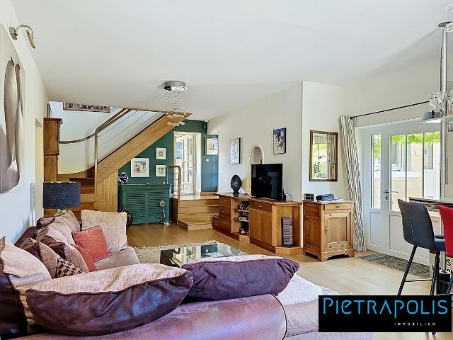 Maison familial 5 chambres luminosité jardin piscine 224m² Genay