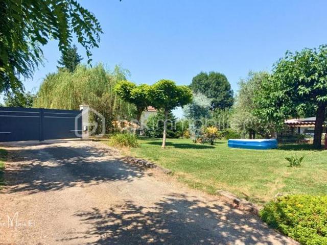 Maison familiale au cœur d’un jardin arboré