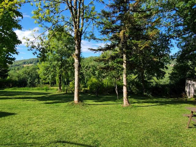 Maison familiale au calme, jardin arboré et belle vue