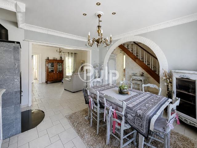 Maison familiale aux beaux volumes avec véranda et dépendances