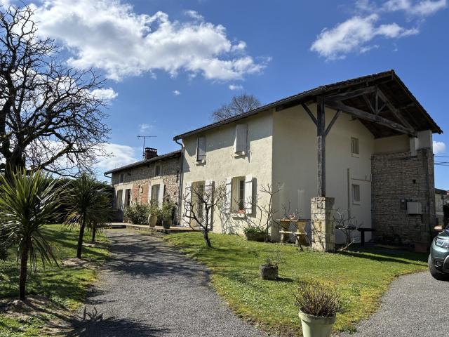 Maison Familiale Avec 2Ha De Terrain 150m² Saint Coutant