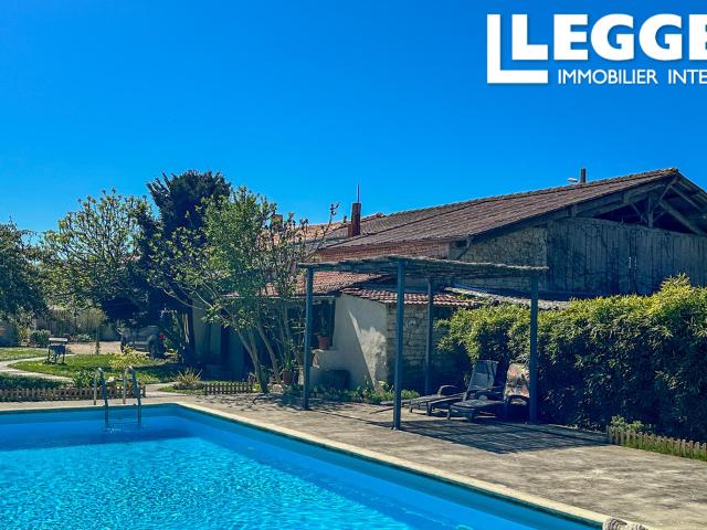 Maison familiale avec 4 chambres, piscine et jardin dans un environnement paisible. Dependances