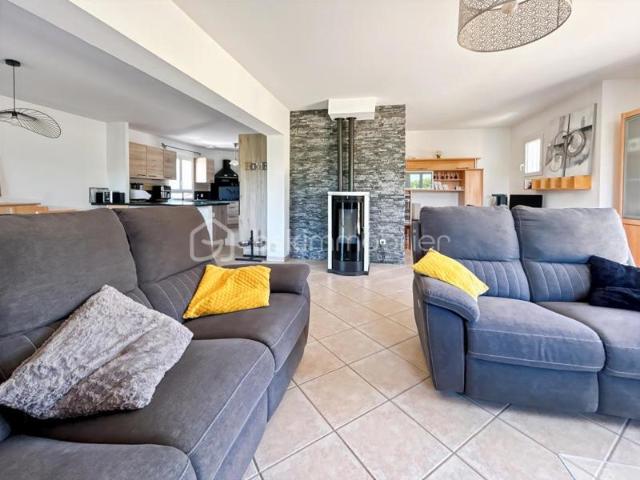 Maison familiale avec 5 chambres, véranda, jardin et prestations modernes – Proche gare de Sens