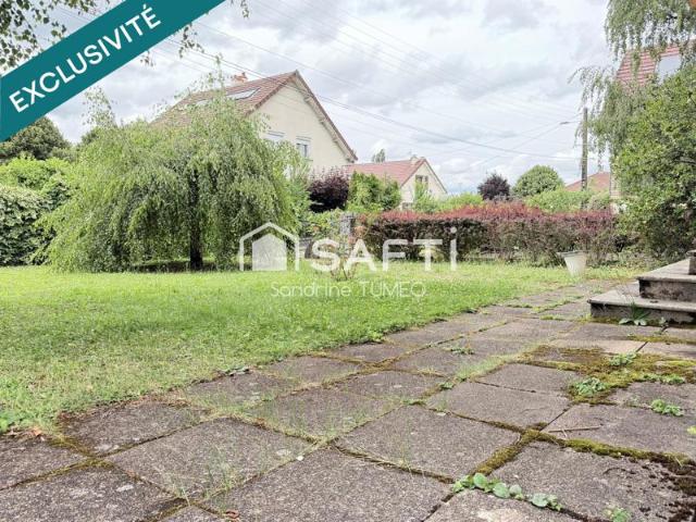 Maison familiale avec 6 chambres, jardin clos et beau potentiel d'aménagement – Poligny
