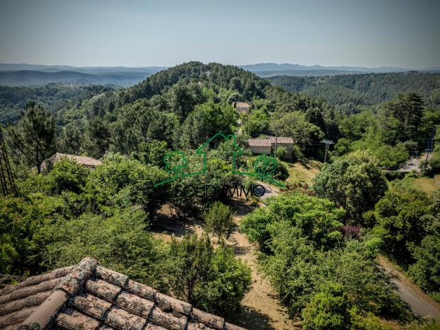 Maison familiale avec beaux volumes, terrasse et fort potent. 97m² Largentière