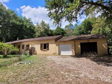 Maison familiale avec garage attenant, sur terrain de plus de 4900 m²