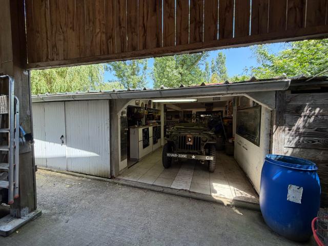 Maison familiale avec grand garage, carport et jardin