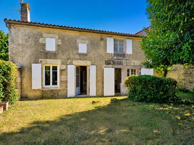 Maison familiale avec grand jardin à Bessé
