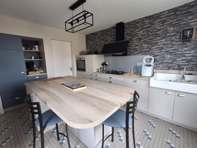 Maison Familiale Avec Dependances Et Parc 108m² Terres de Haute Charente
