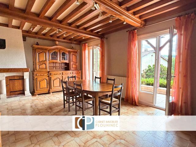 Maison familiale avec fort potentiel dans village avec commerces et collèges
