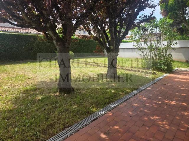 Maison familiale avec jardin et garage