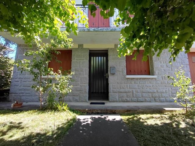 Maison familiale avec jardin et garage – Montsalvy 15120