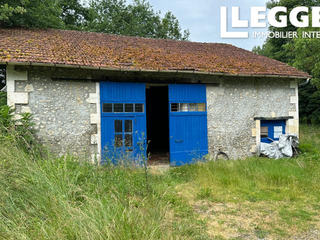 Maison familiale avec jardin et grand atelier, située dans un hameau tranquille du Périgord