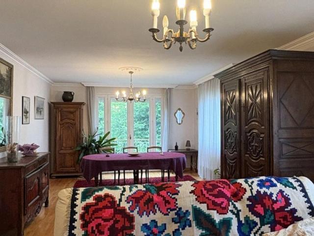 MAISON FAMILIALE AVEC JARDIN ET PISCINE