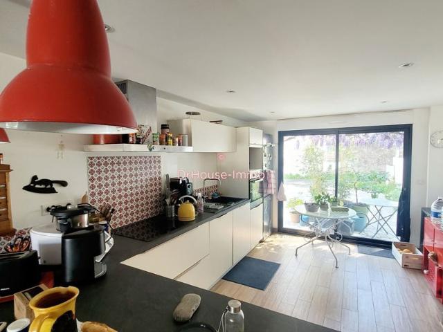 Maison familiale avec jardin, terrasses, 2 stationnements et dépendance. Vue Loire et cachet