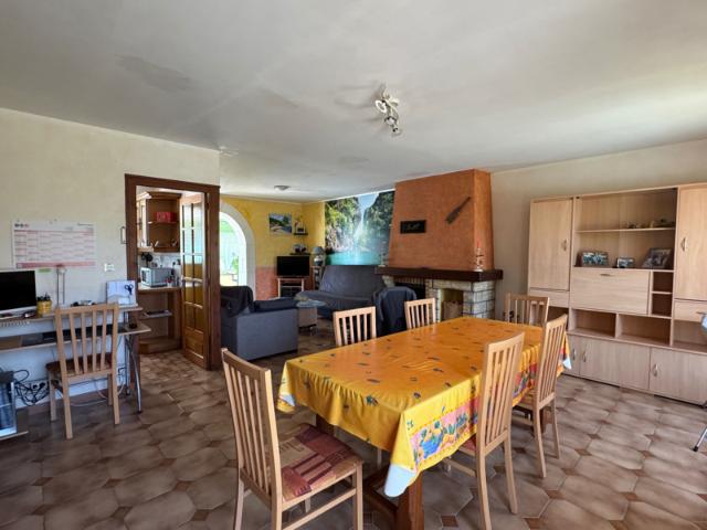 Maison familiale avec sous sol total et grand terrain A 10