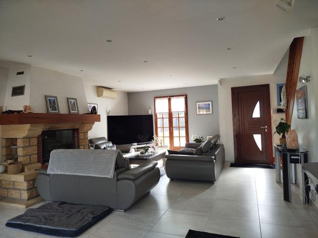 MAISON FAMILIALE AVEC PISCINE