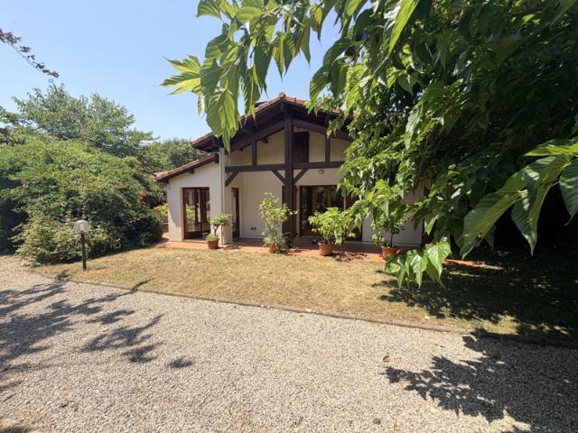 MAISON FAMILIALE AVEC PISCINE
