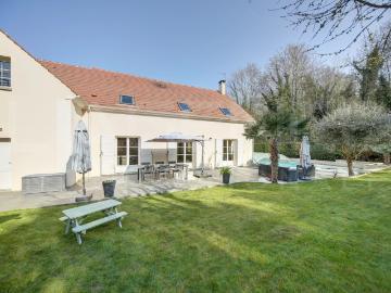 MAISON FAMILIALE AVEC PISCINE