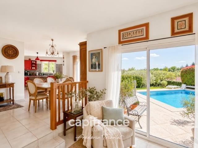 ? Maison familiale avec piscine, vue dégagée et fort potenti. 173m² Châtillon