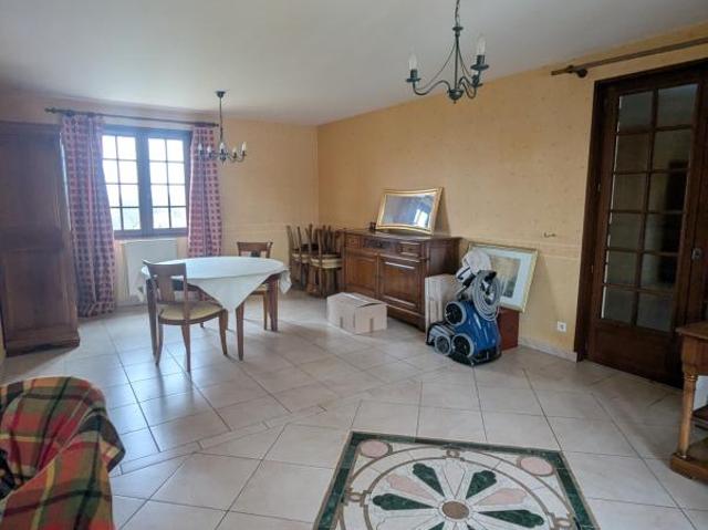 Maison familiale avec piscine à Gray