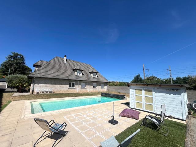 Maison familiale avec piscine, beaux volumes et fort potentiel