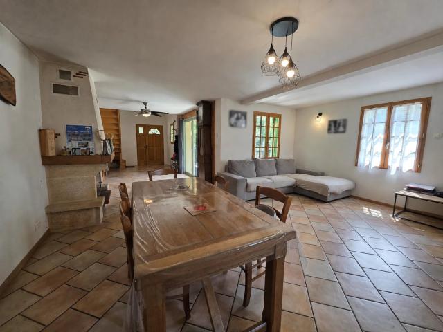 Maison familiale avec piscine couverte, grand terrain clos e