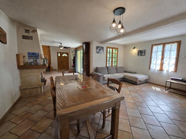 Maison familiale avec piscine couverte, grand terrain clos et belle vue montagne