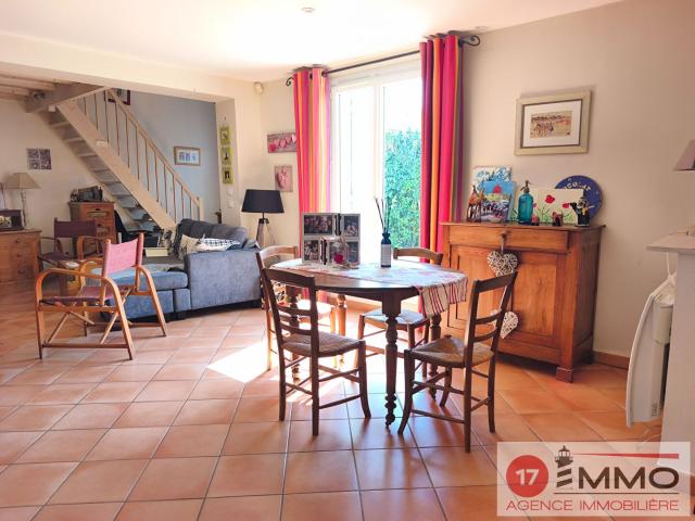 Maison familiale avec piscine, double garage et nombreuses d. 136m² Clavette