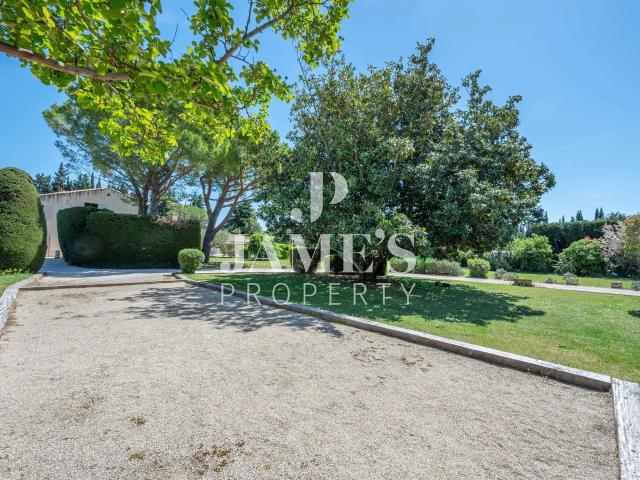 Maison familiale avec piscine et terrain constructible Fon. 300m² Fontvieille