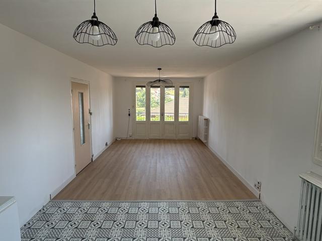 Maison familiale avec piscine et terrain de 1 580 m2 partiel. 84m² Montagnieu