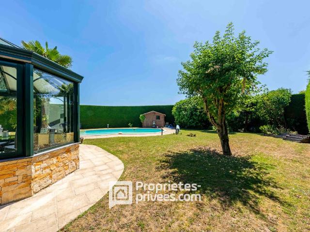 Maison familiale avec piscine et véranda