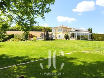 Maison familiale avec piscine et vue dégagée