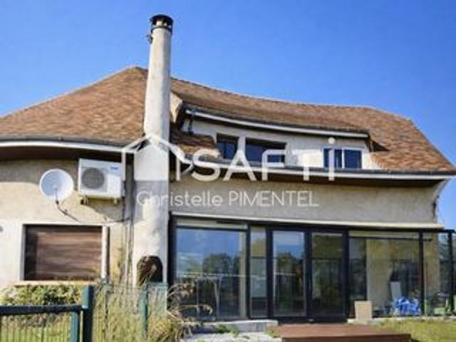 Maison familiale avec piscine et beaux volumes