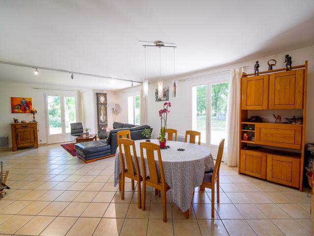Maison familiale avec piscine et dépendances